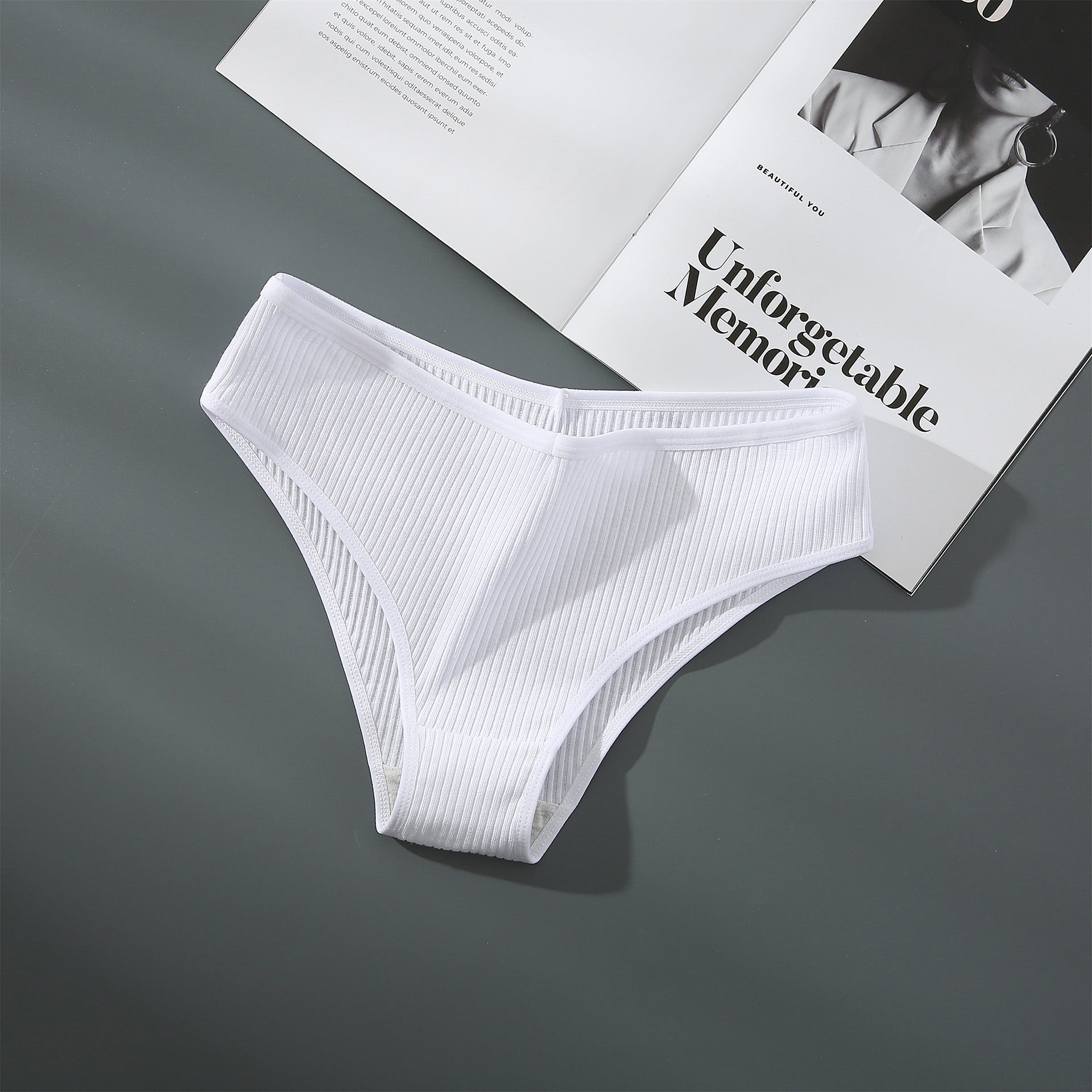 Figi z prążkowanego materiału średni stan Betti Biały