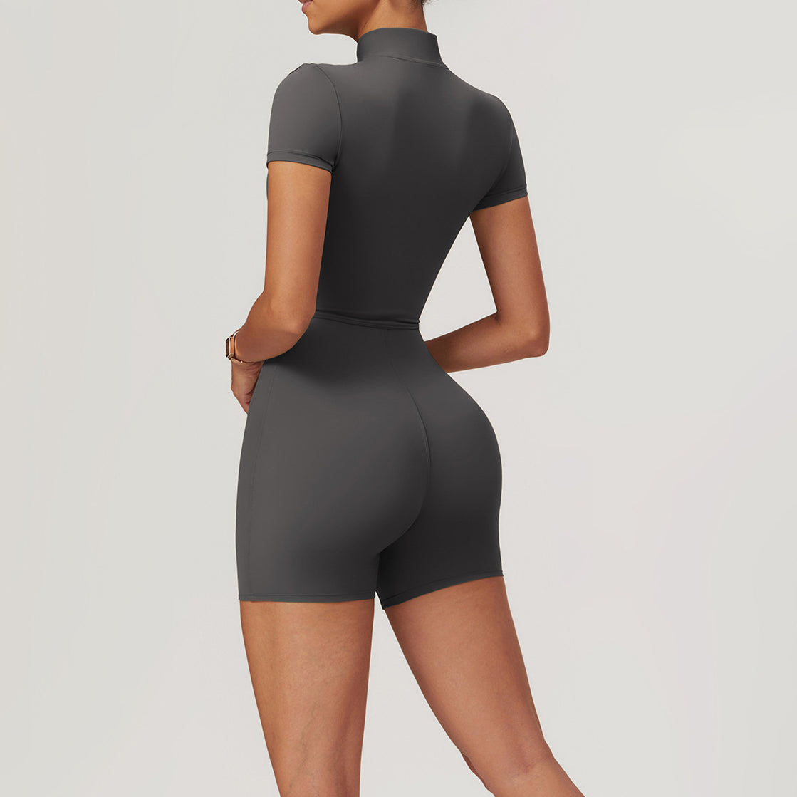 Body sportowe z krótkimi nogawkami i zamkiem dla aktywnych Gulseren