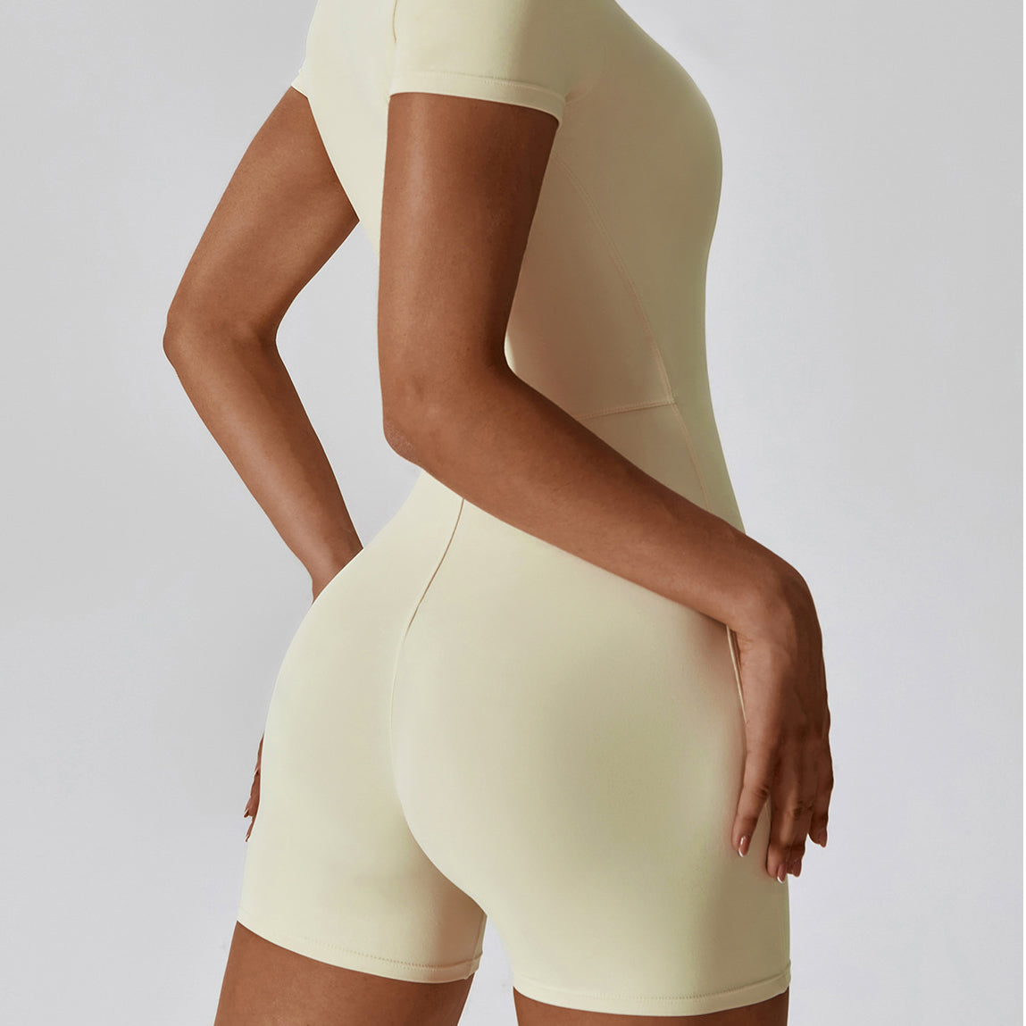 Body sportowe z krótkimi nogawkami i zamkiem dla aktywnych Gulseren