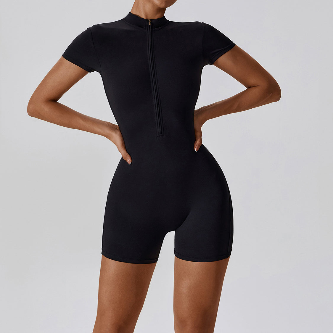 Body sportowe z krótkimi nogawkami i zamkiem dla aktywnych Gulseren