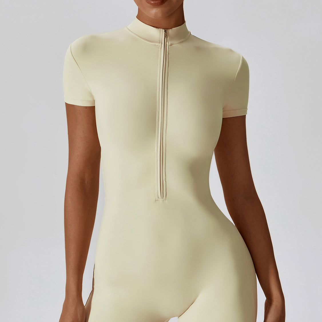 Body sportowe z krótkimi nogawkami i zamkiem dla aktywnych Gulseren