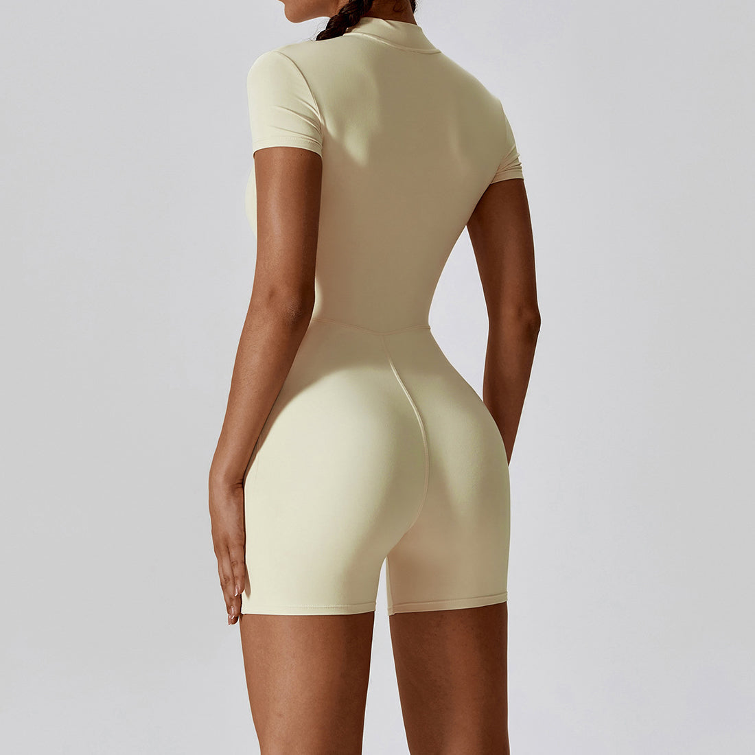 Body sportowe z krótkimi nogawkami i zamkiem dla aktywnych Gulseren