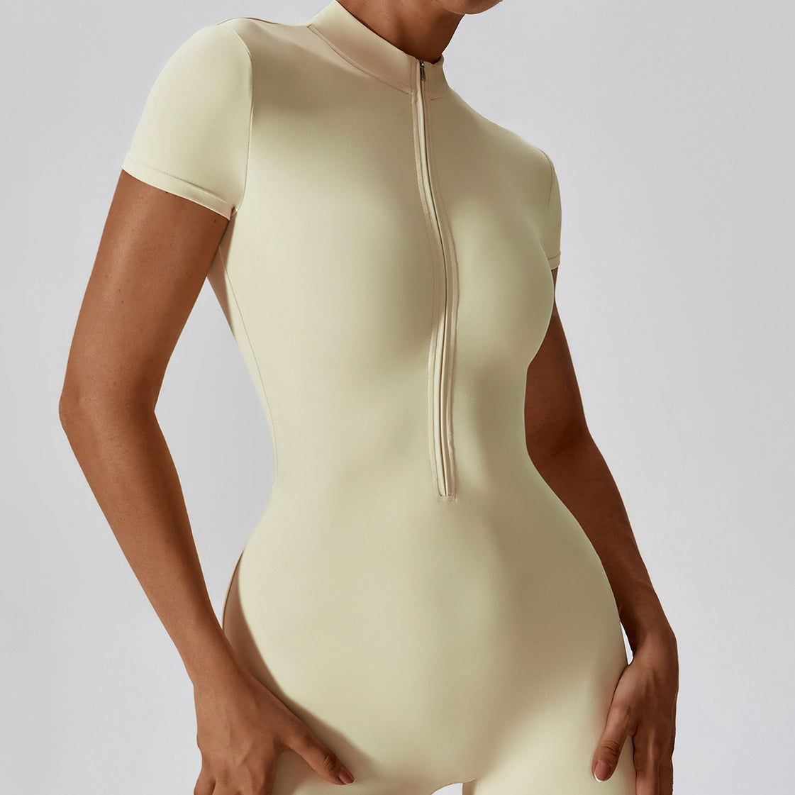 Body sportowe z krótkimi nogawkami i zamkiem dla aktywnych Gulseren