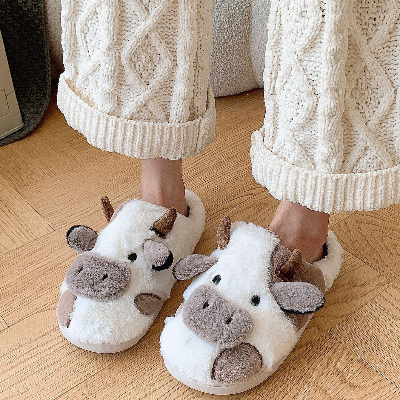 Klapki domowe w kształcie krowy z miękkiego materiału Gonnie