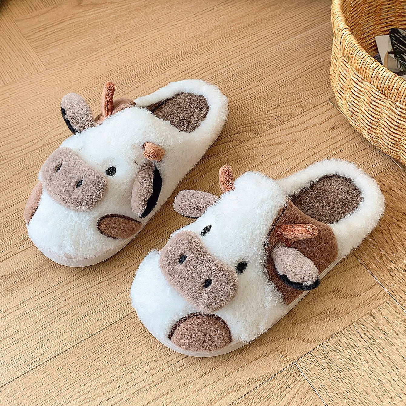 Klapki domowe w kształcie krowy z miękkiego materiału Gonnie