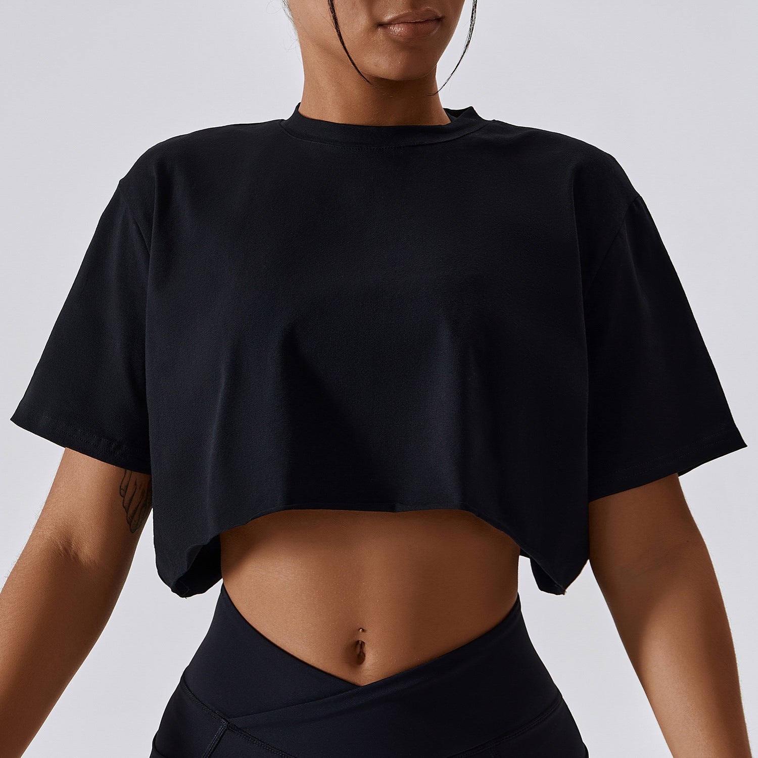 Crop top sportowy do treningu Ansje Czarny