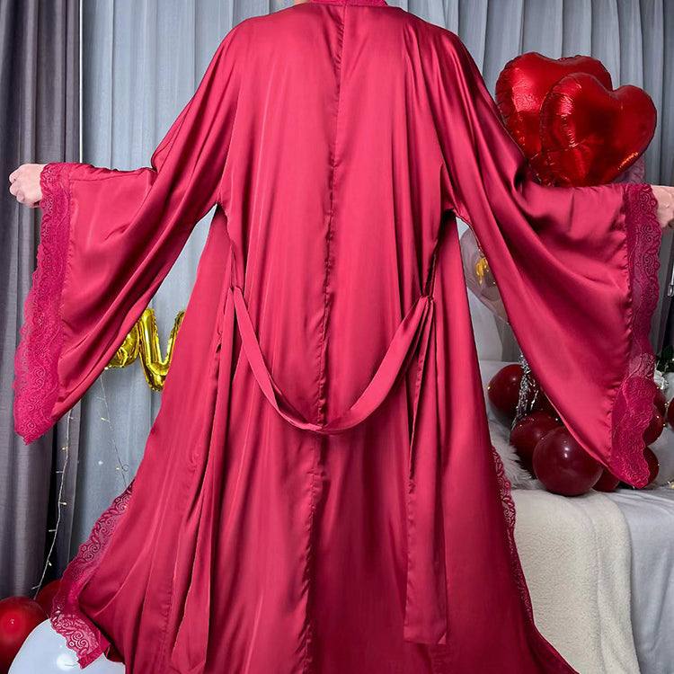 Długi szlafrok z koronkowym wykończeniem na wieczorny relaks Gratianne