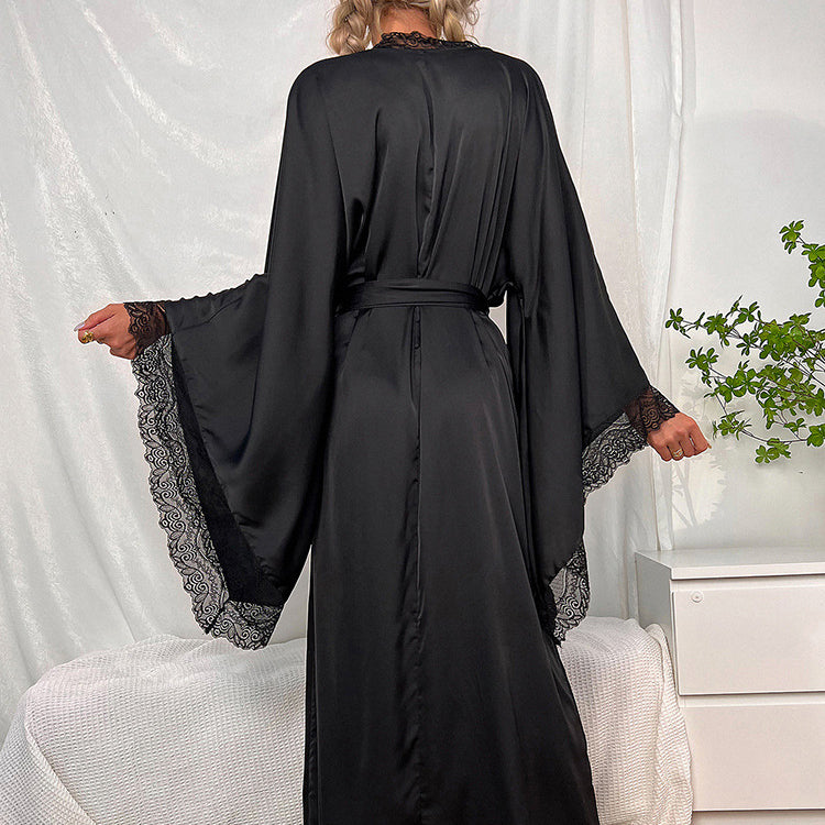 Długi szlafrok z koronkowym wykończeniem na wieczorny relaks Gratianne