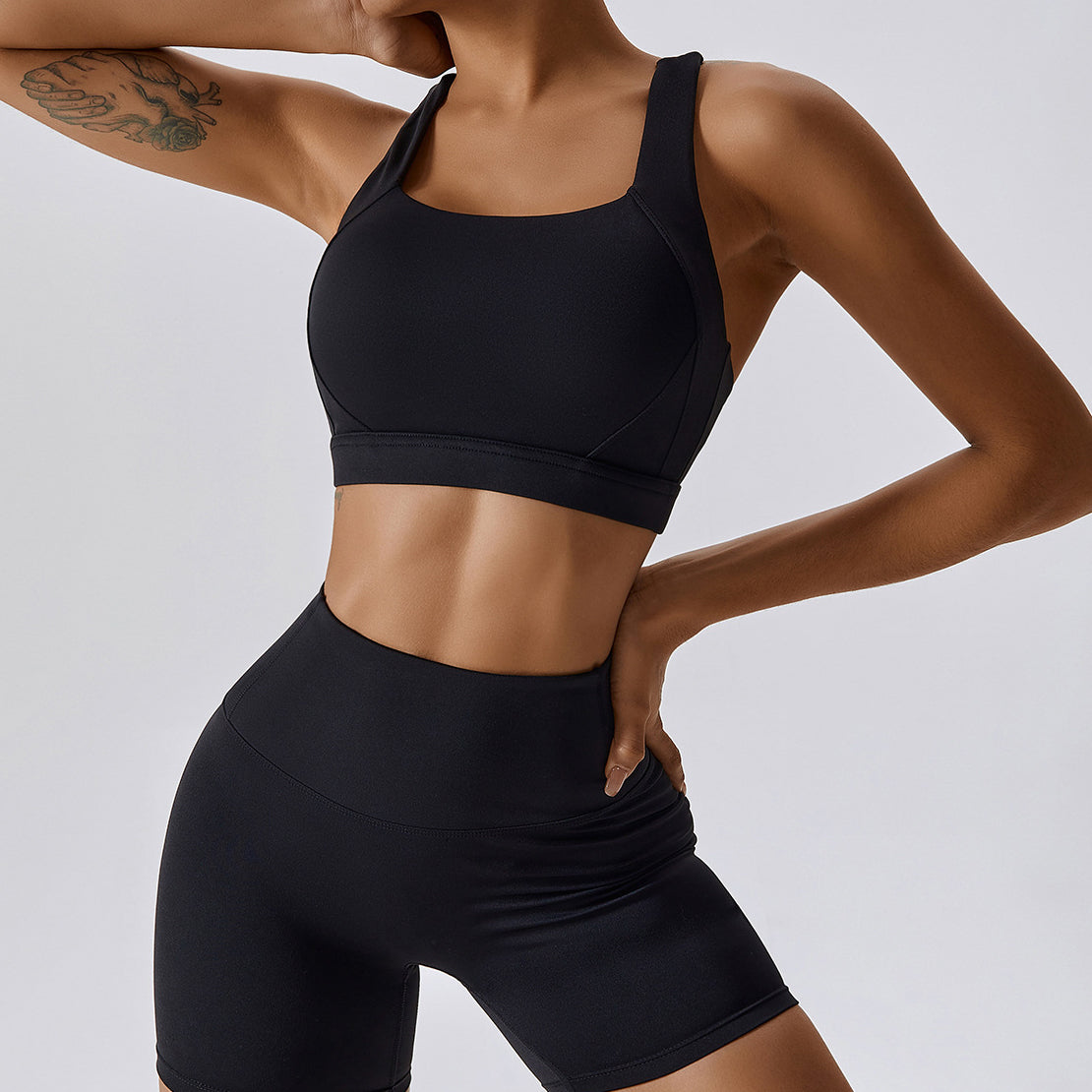 Sportowy top z elastycznego materiału do treningów Kiyo