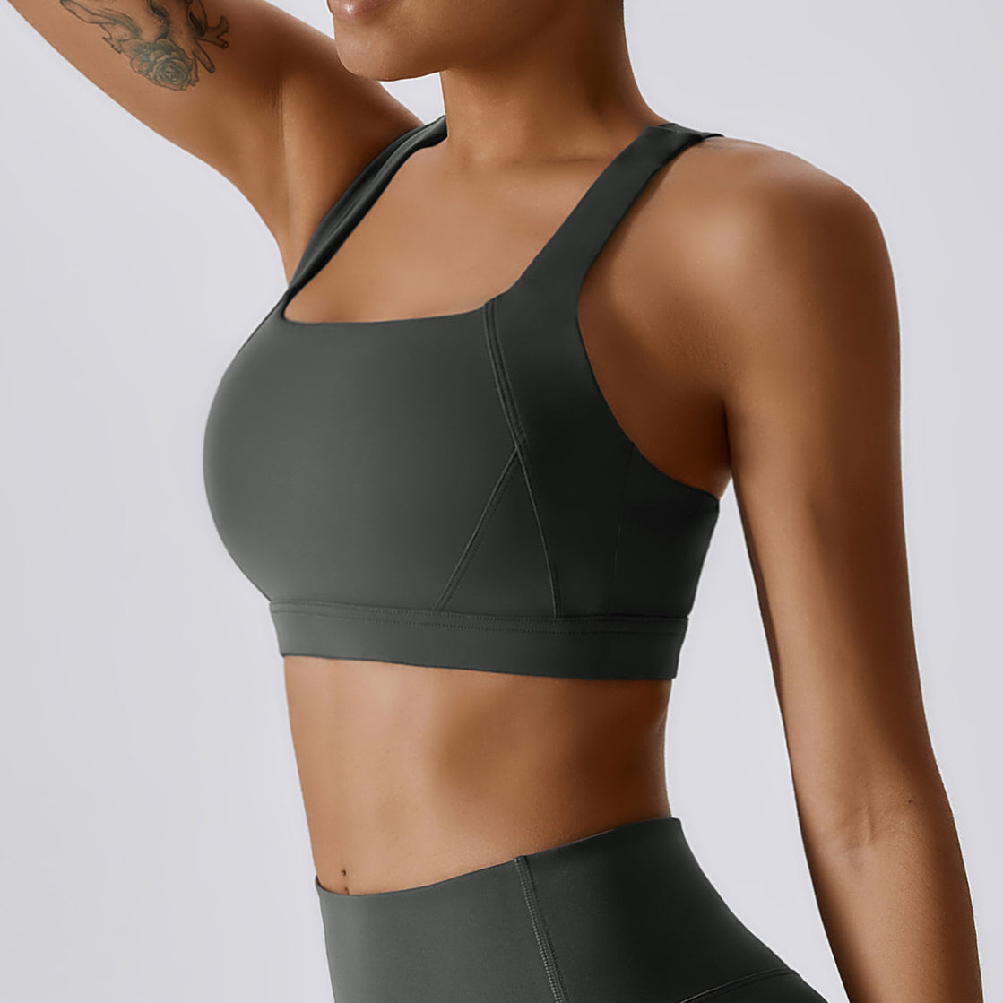 Sportowy top z elastycznego materiału do treningów Kiyo