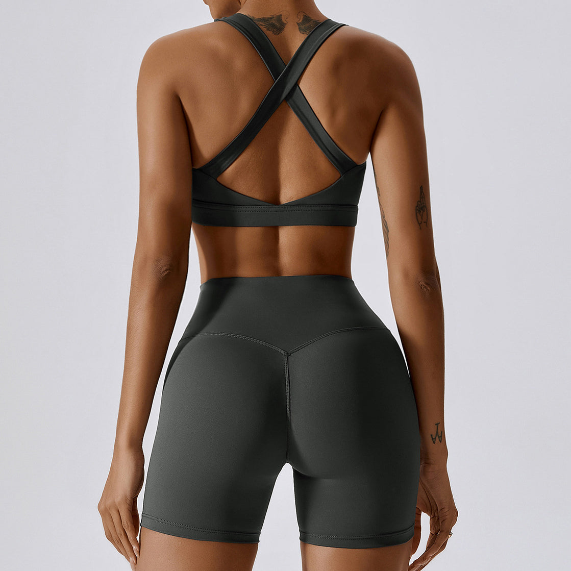 Sportowy top z elastycznego materiału do treningów Kiyo