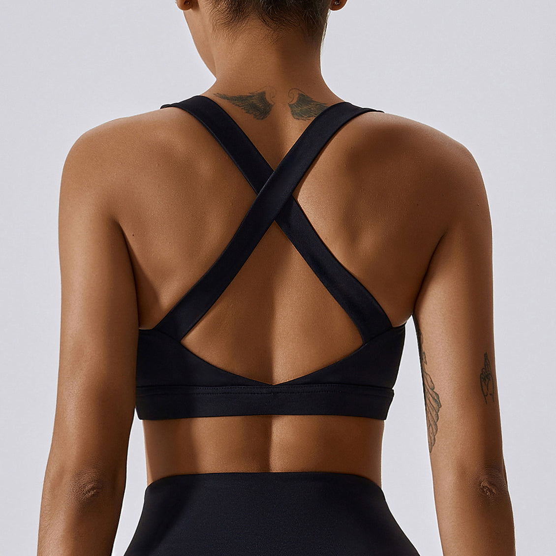 Sportowy top z elastycznego materiału do treningów Kiyo