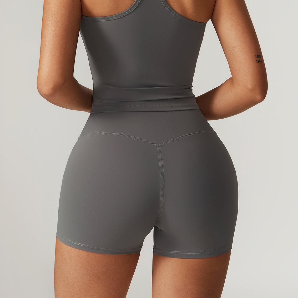 Krótkie legginsy sportowe z wysokim stanem i oddychającym materiałem Betsi