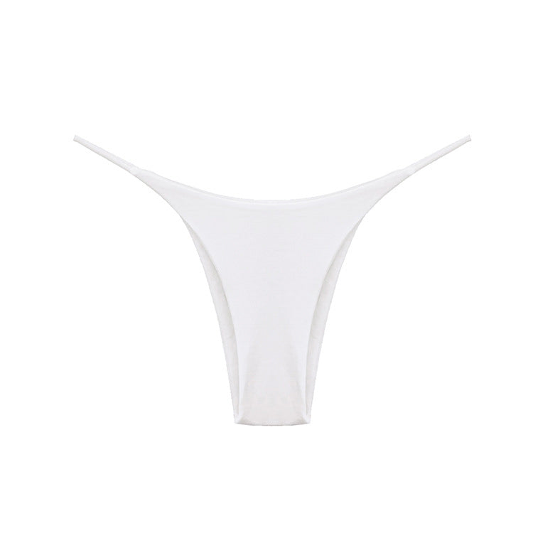 Stringi z delikatnym paskiem niewidoczne pod ubraniem Ronalda Biały