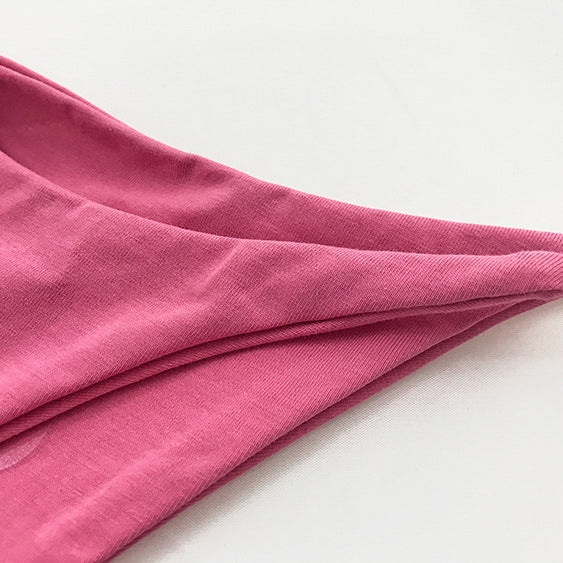 Stringi z delikatnym paskiem niewidoczne pod ubraniem Ronalda