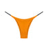 Stringi z delikatnym paskiem niewidoczne pod ubraniem Ronalda Pomarańczowy