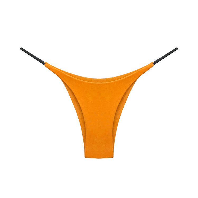 Stringi z delikatnym paskiem niewidoczne pod ubraniem Ronalda Pomarańczowy