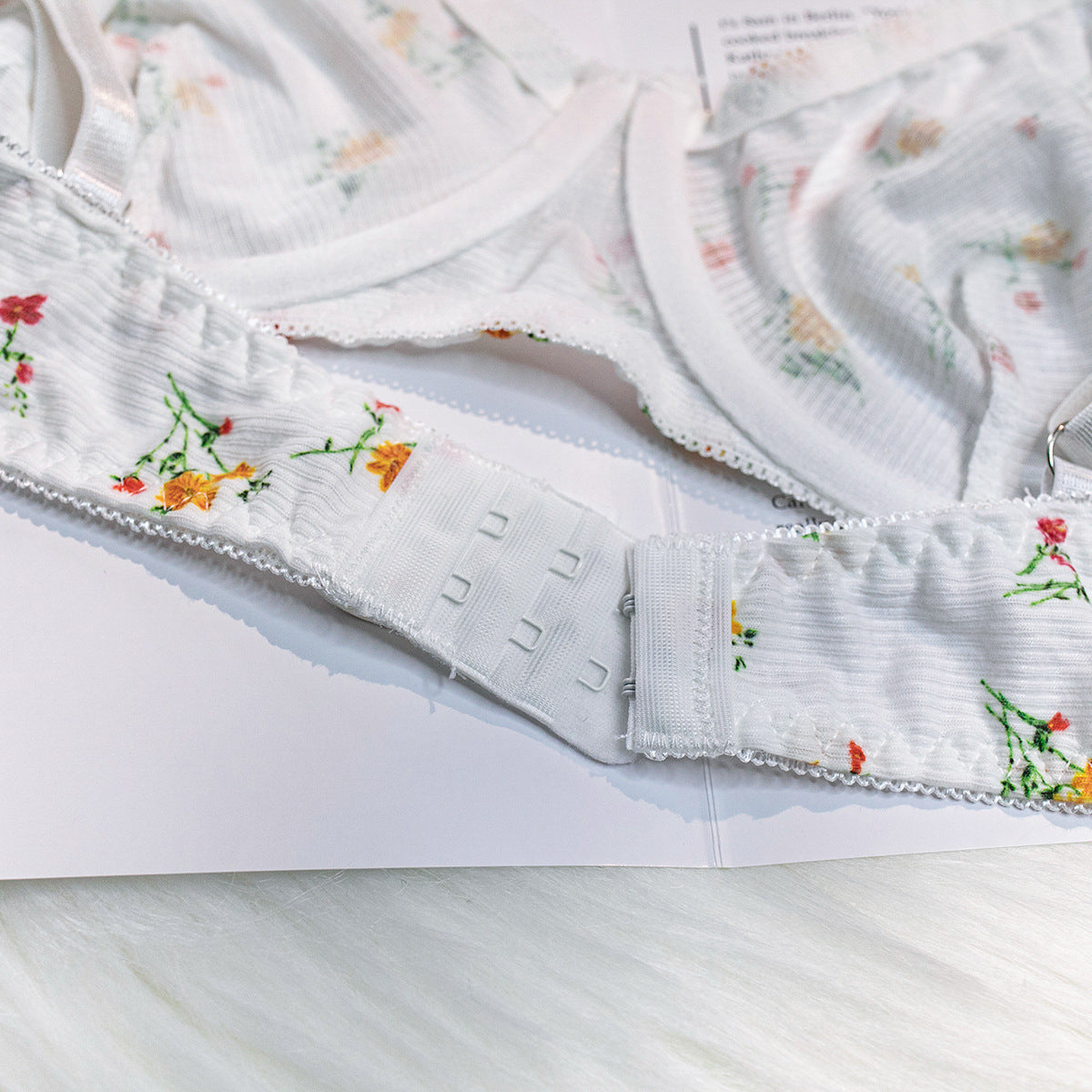 Komplet bielizny z delikatnym zdobieniem Jocelyne