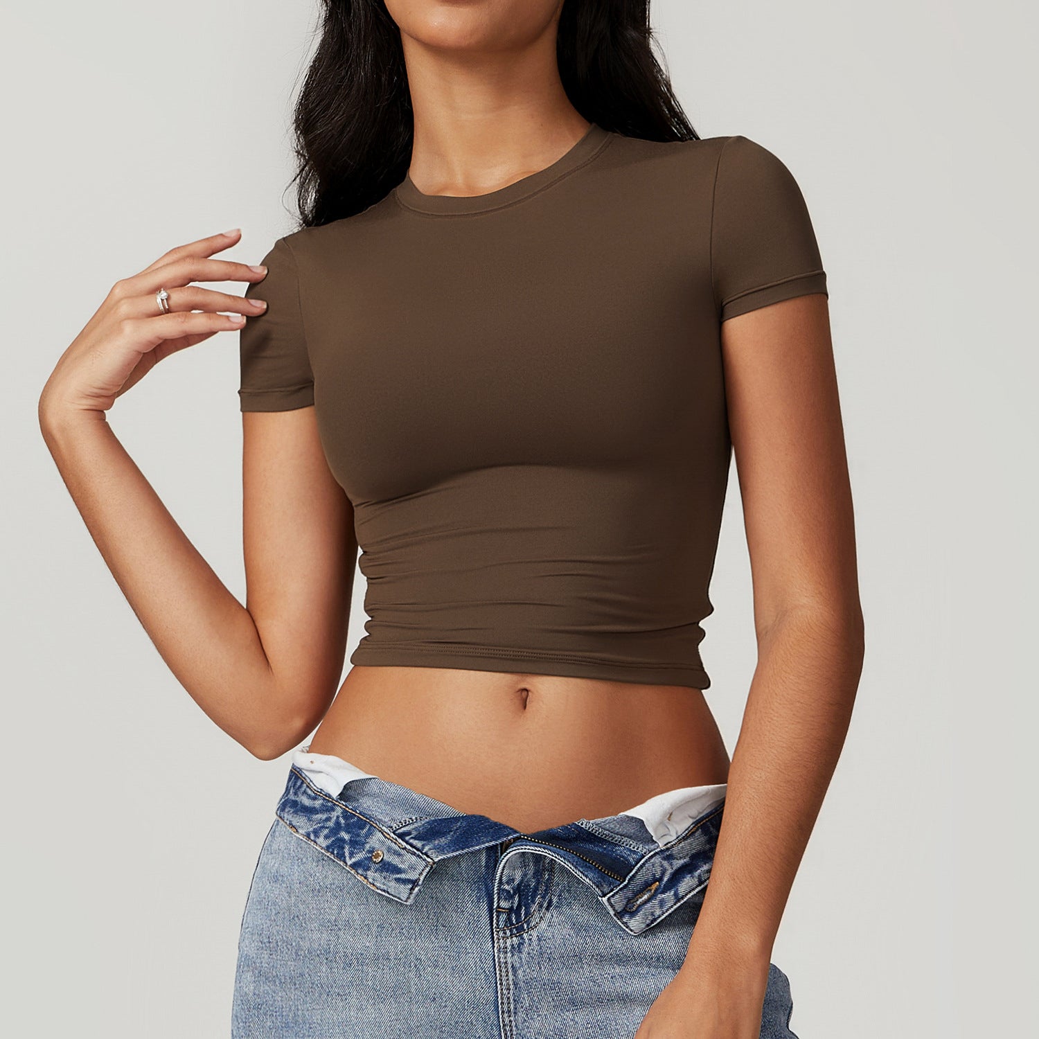 Crop top elastyczny do treningu i na co dzień Karter Kawowy