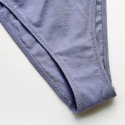 Stringi z cienkimi paseczkami z wysokiej jakości materiału Pauline