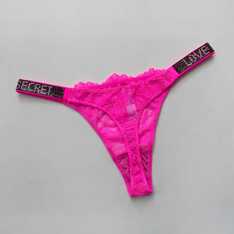 Stringi koronkowe z ozdobnym napisem Maruschka Różowy