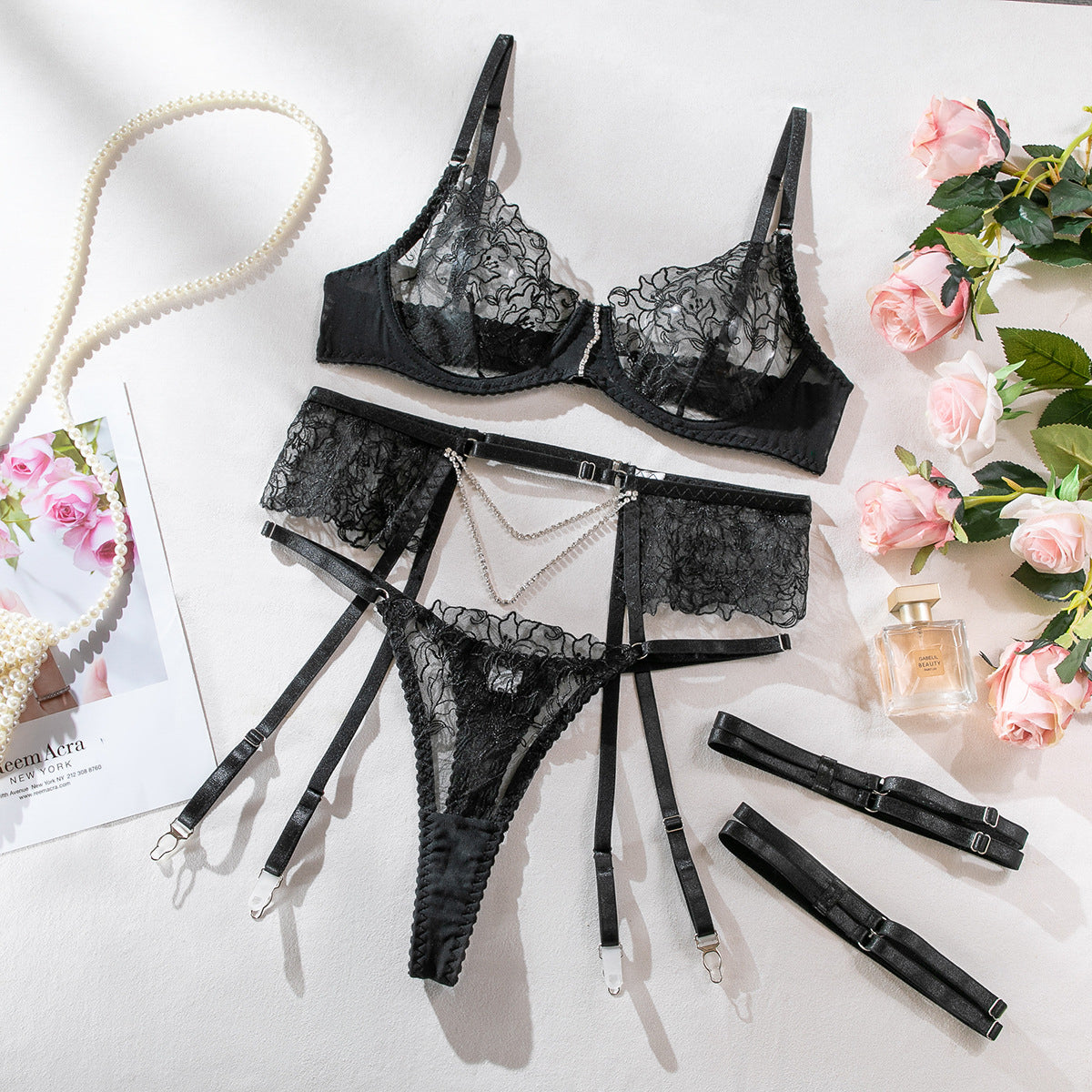 Koronkowy komplet bielizny z pasem i łańcuszkiem elegancki styl Dennise Czarny