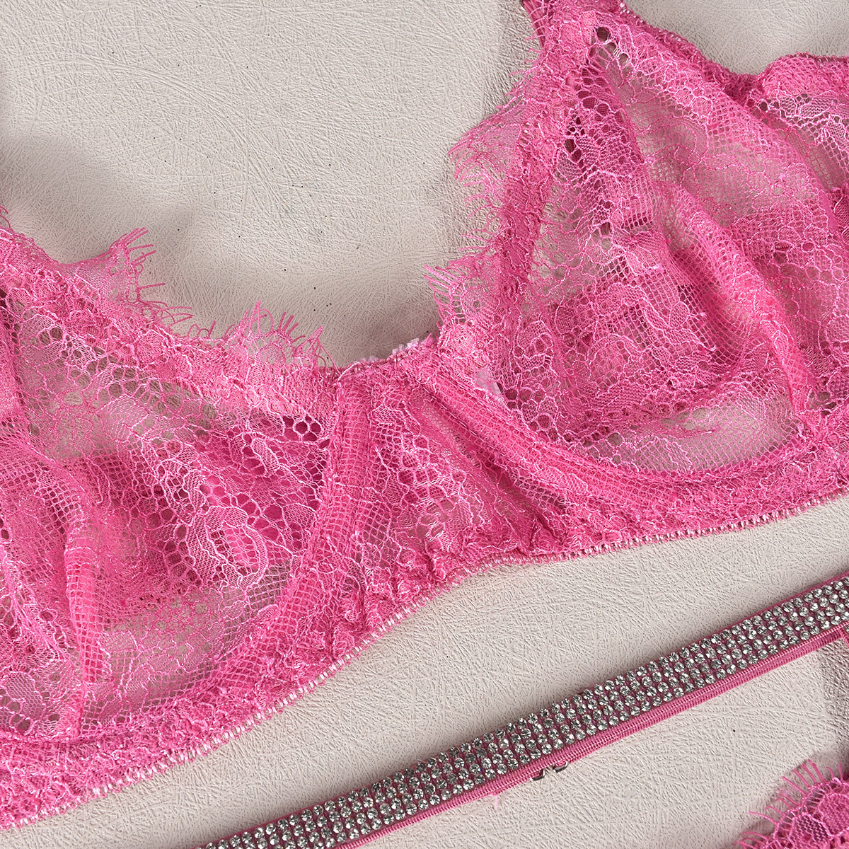 Komplet bielizny transparentnej z subtelnymi detalami Meglena