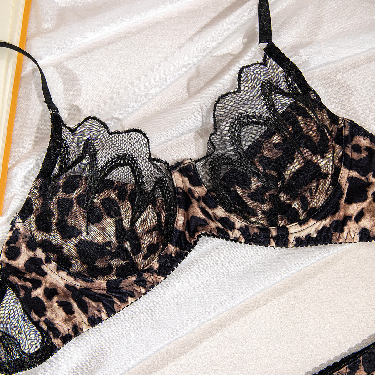 Komplet bielizny z koronkowym wykończeniem na romantyczne wieczory Hannelene