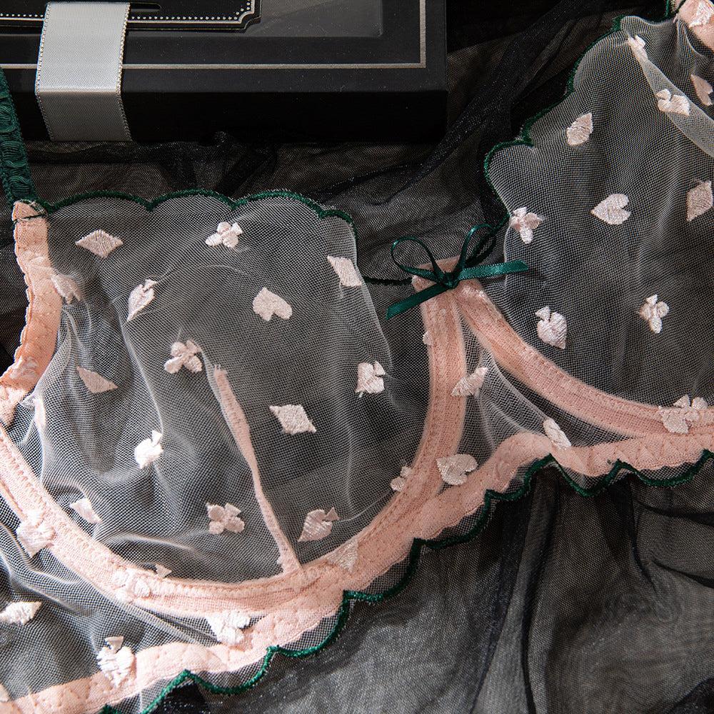 Bielizna z haftem i siateczką dla podkreślenia kształtów Mojca