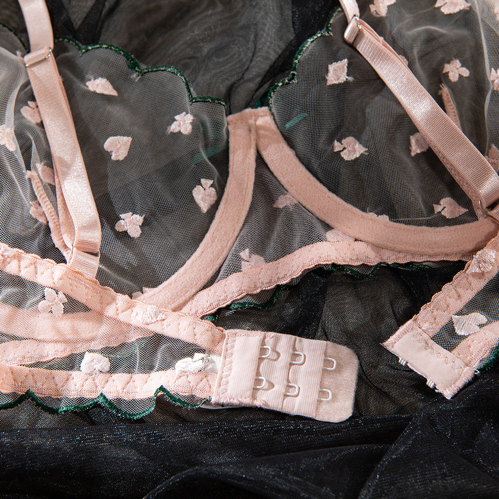 Bielizna z haftem i siateczką dla podkreślenia kształtów Mojca