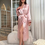 Szlafrok długi z lamówką regulowany w talii Fumiko Różowy