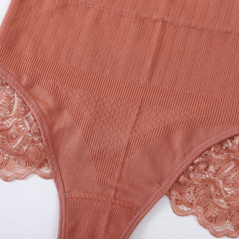 Stringi z wysokim stanem z delikatną koronką Lotte