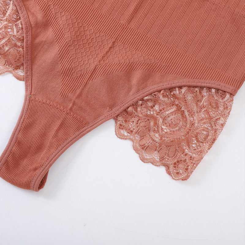 Stringi z wysokim stanem z delikatną koronką Lotte