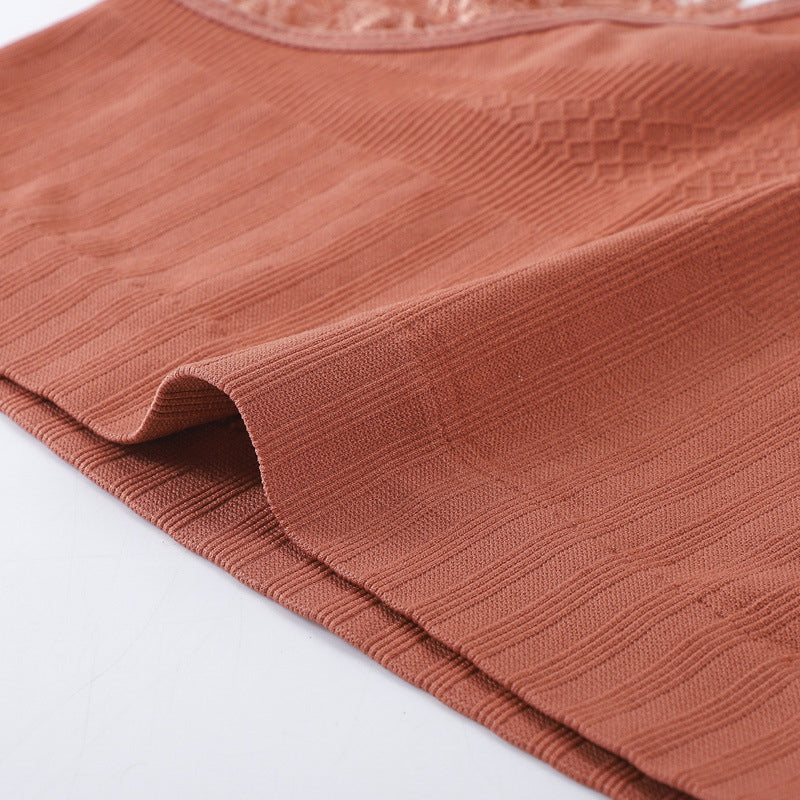 Stringi z wysokim stanem z delikatną koronką Lotte