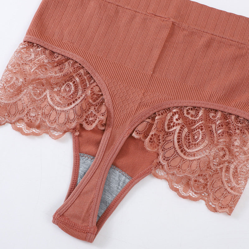 Stringi z wysokim stanem z delikatną koronką Lotte