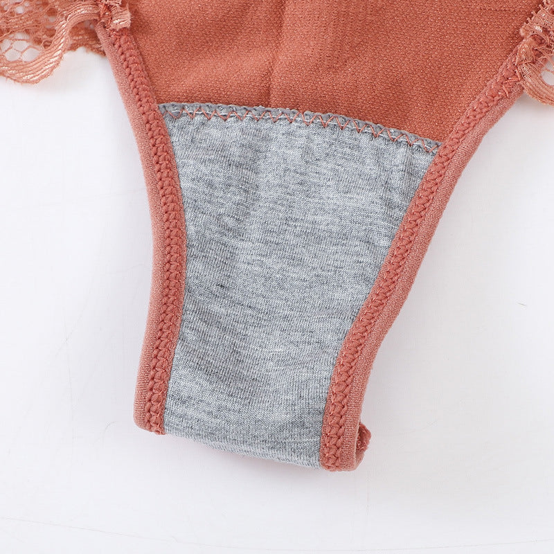 Stringi z wysokim stanem z delikatną koronką Lotte