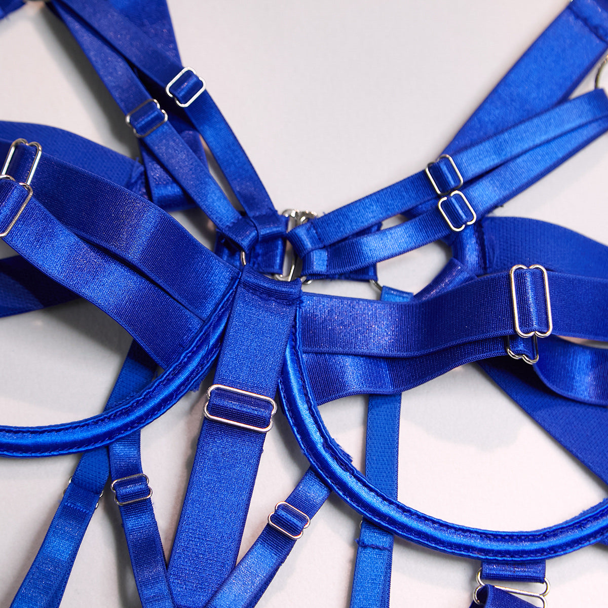 Body z regulowanymi paskami w stylu harness Remedios