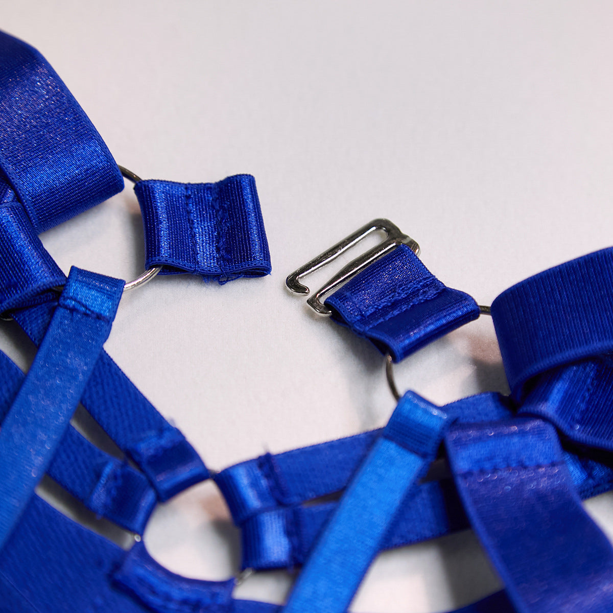 Body z regulowanymi paskami w stylu harness Remedios