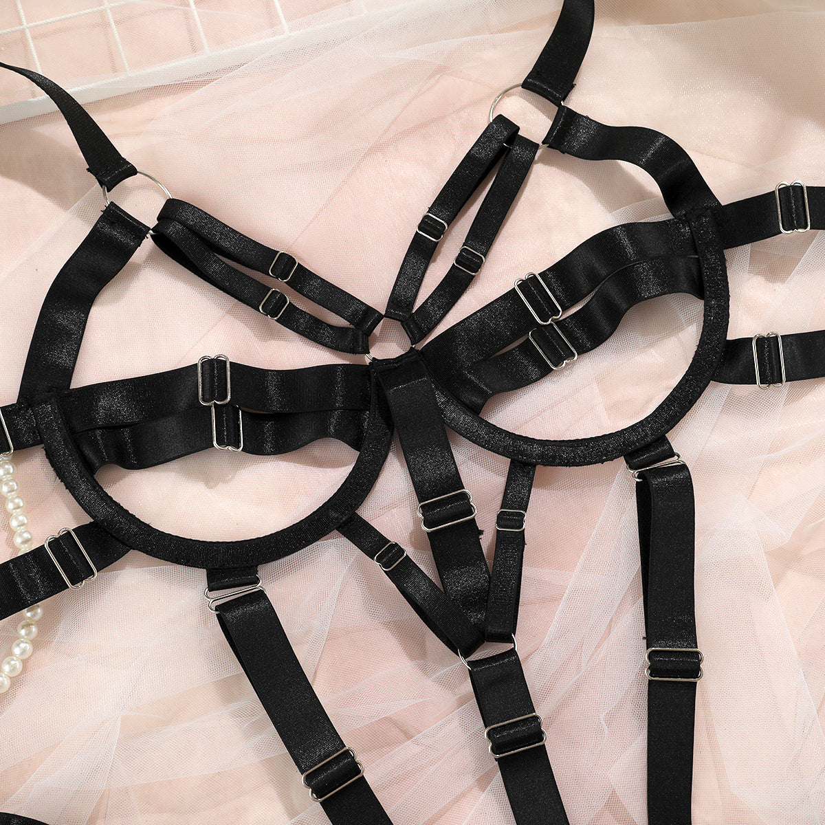 Body z regulowanymi paskami w stylu harness Remedios