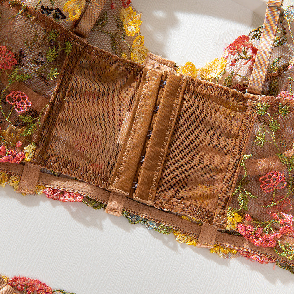 Komplet haftowanej bielizny z biustonoszem i majtkami tanga Dulina