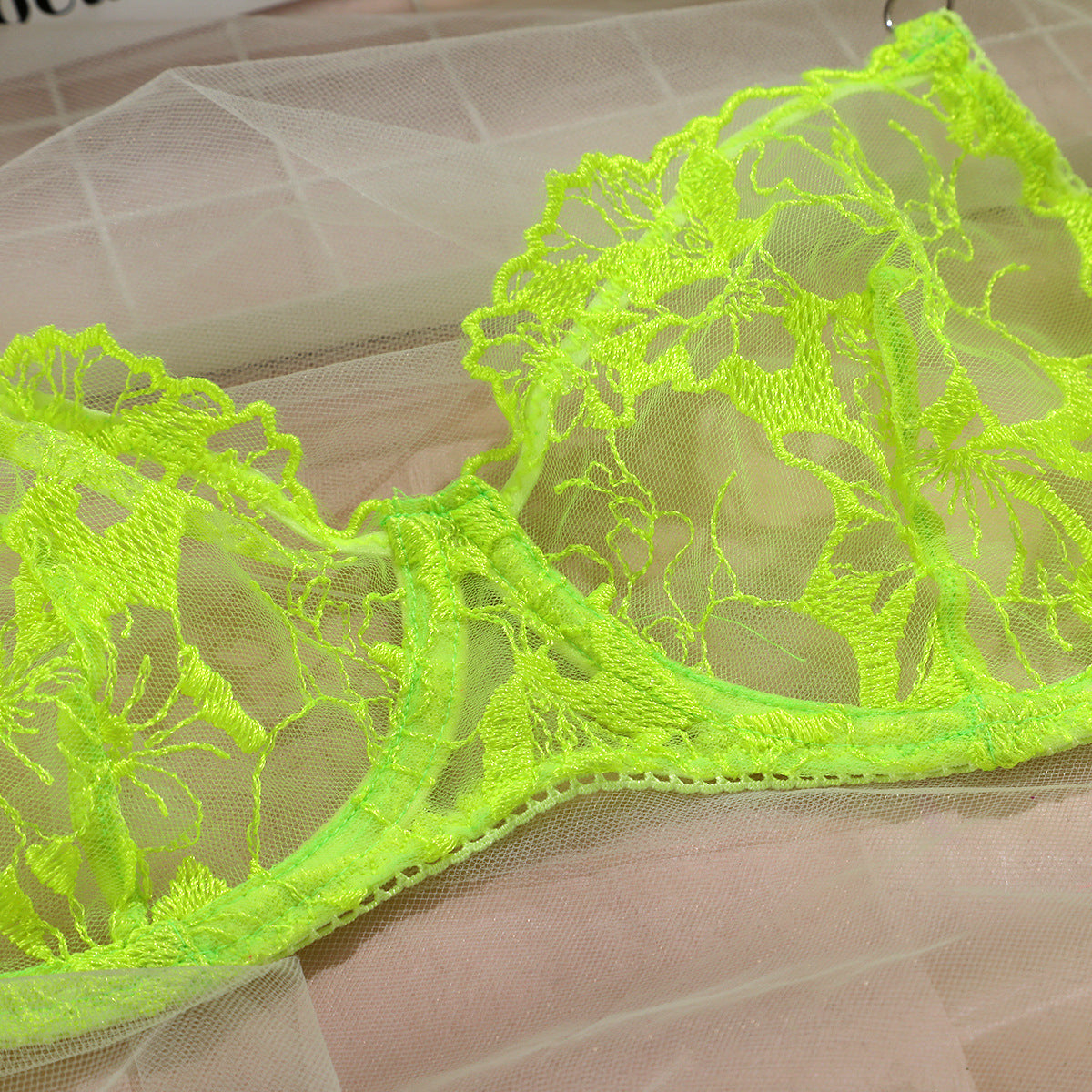 Komplet koronkowej bielizny z detalami łańcuszków na specjalne okazje Nesrin