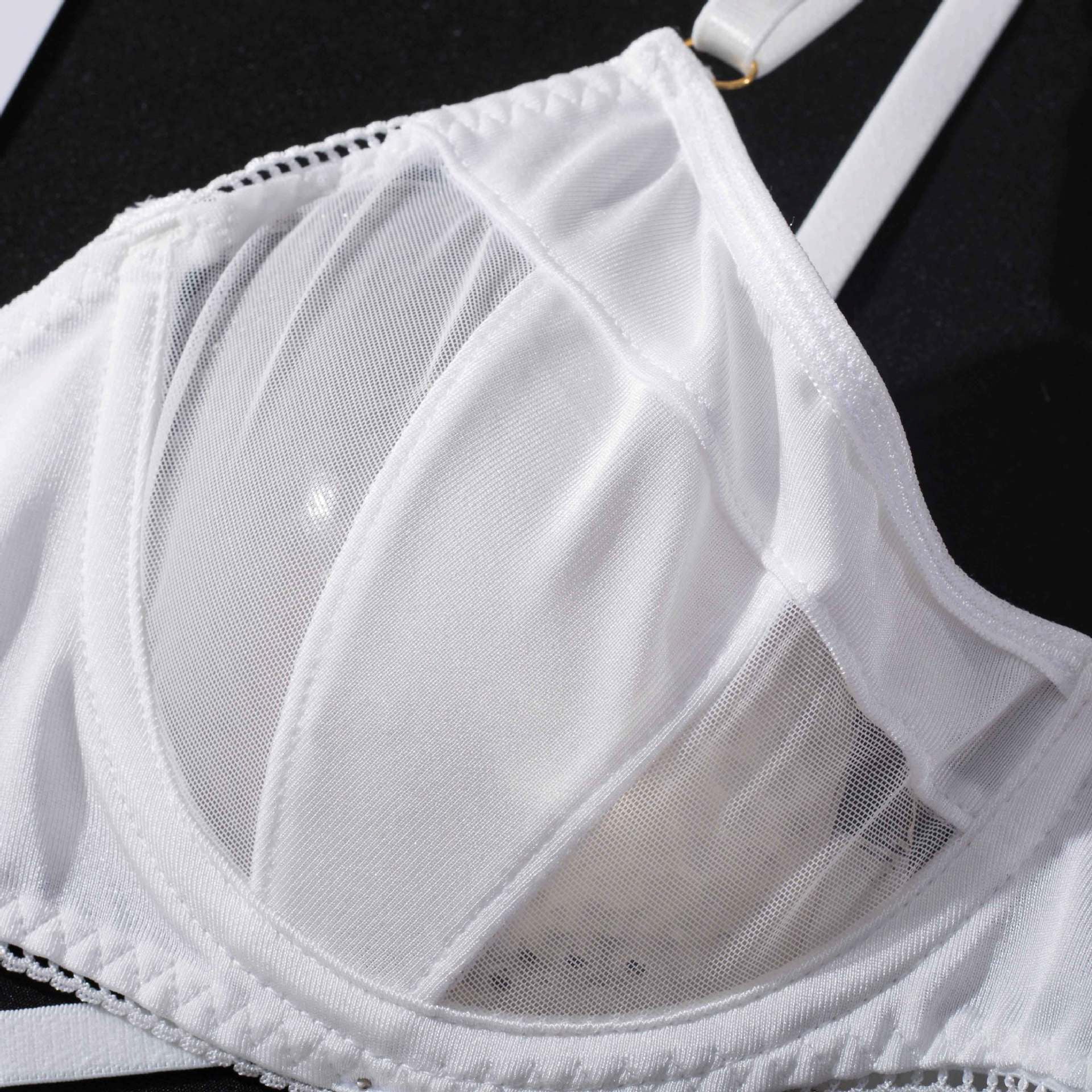 Stanik z fiszbinami i regulowanymi ramiączkami w eleganckim stylu Maricruz