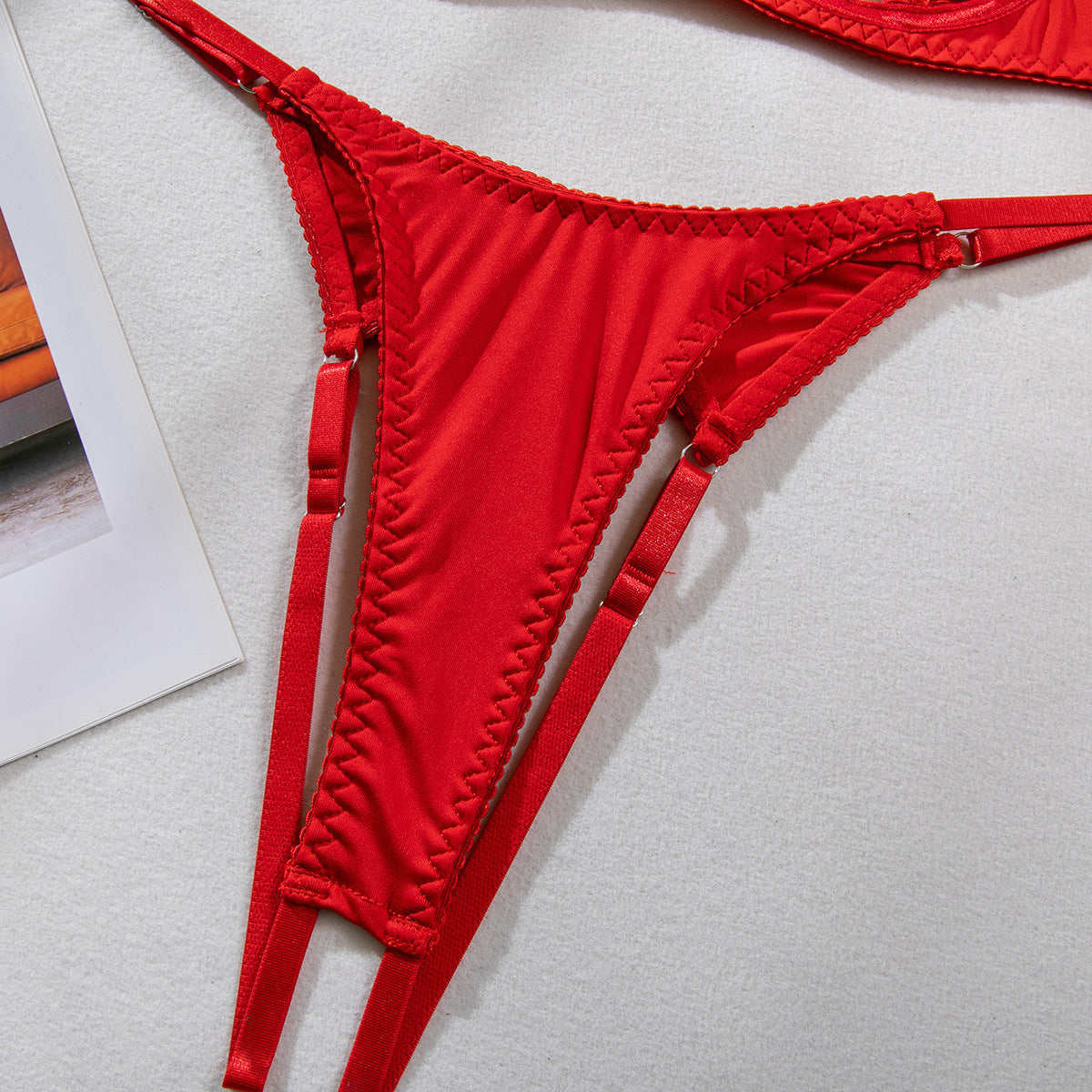 Komplet bielizny z wycięciami i regulowanymi paskami Puica