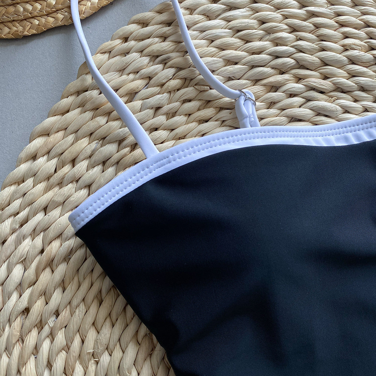 Strój kąpielowy jednoczęściowy z lamówką na plażę i basen Margitte