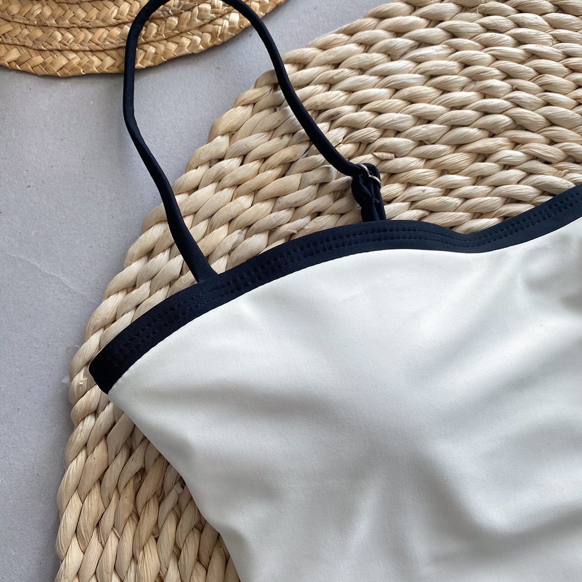 Strój kąpielowy jednoczęściowy z lamówką na plażę i basen Margitte