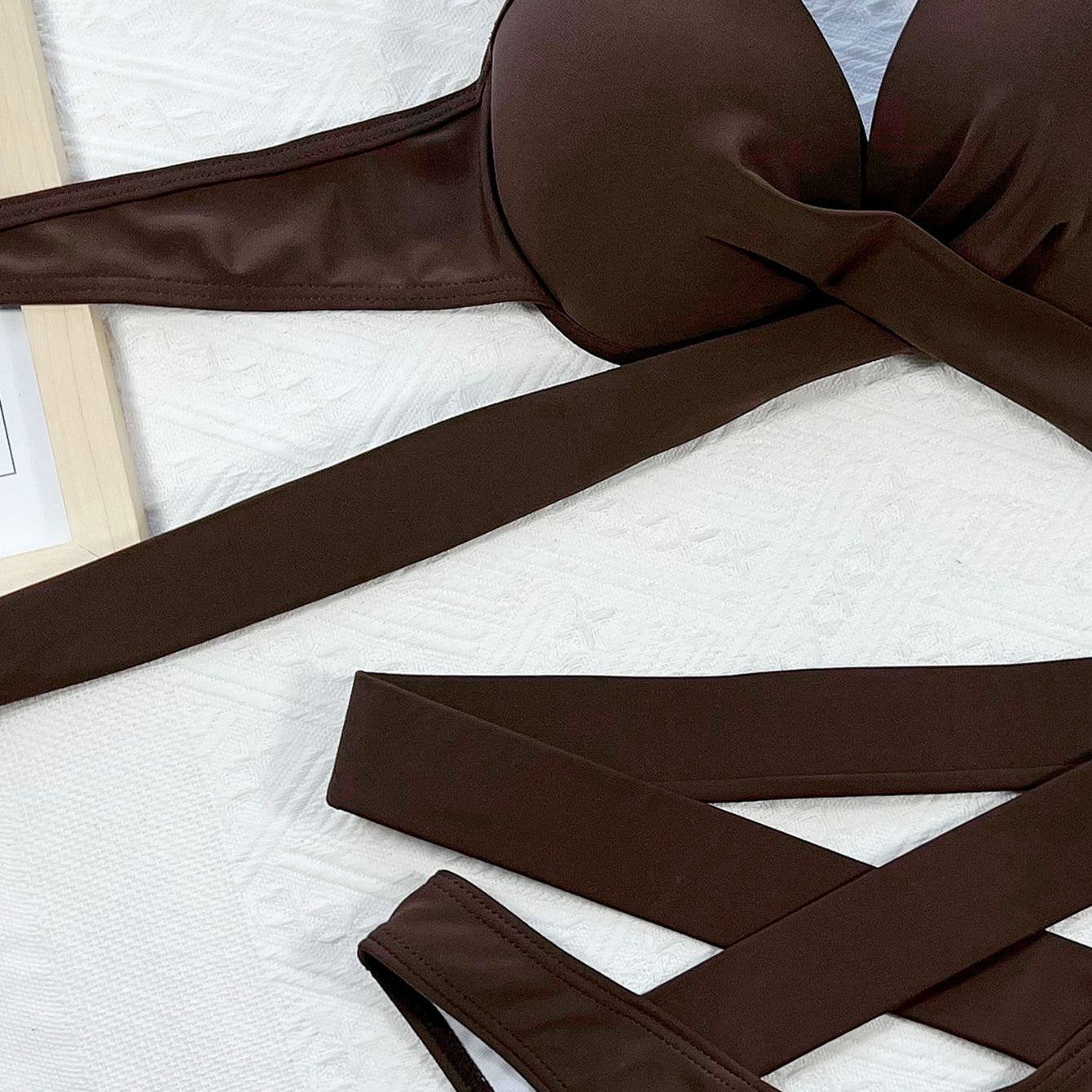 Bikini z ozdobnymi paskami na plażę i basen Shireen