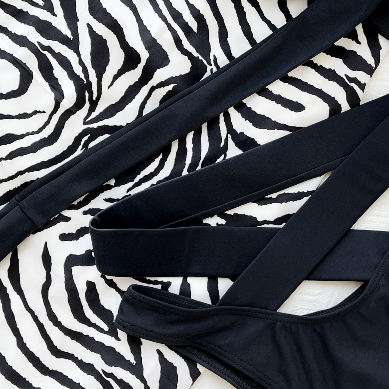 Bikini z ozdobnymi paskami na plażę i basen Shireen