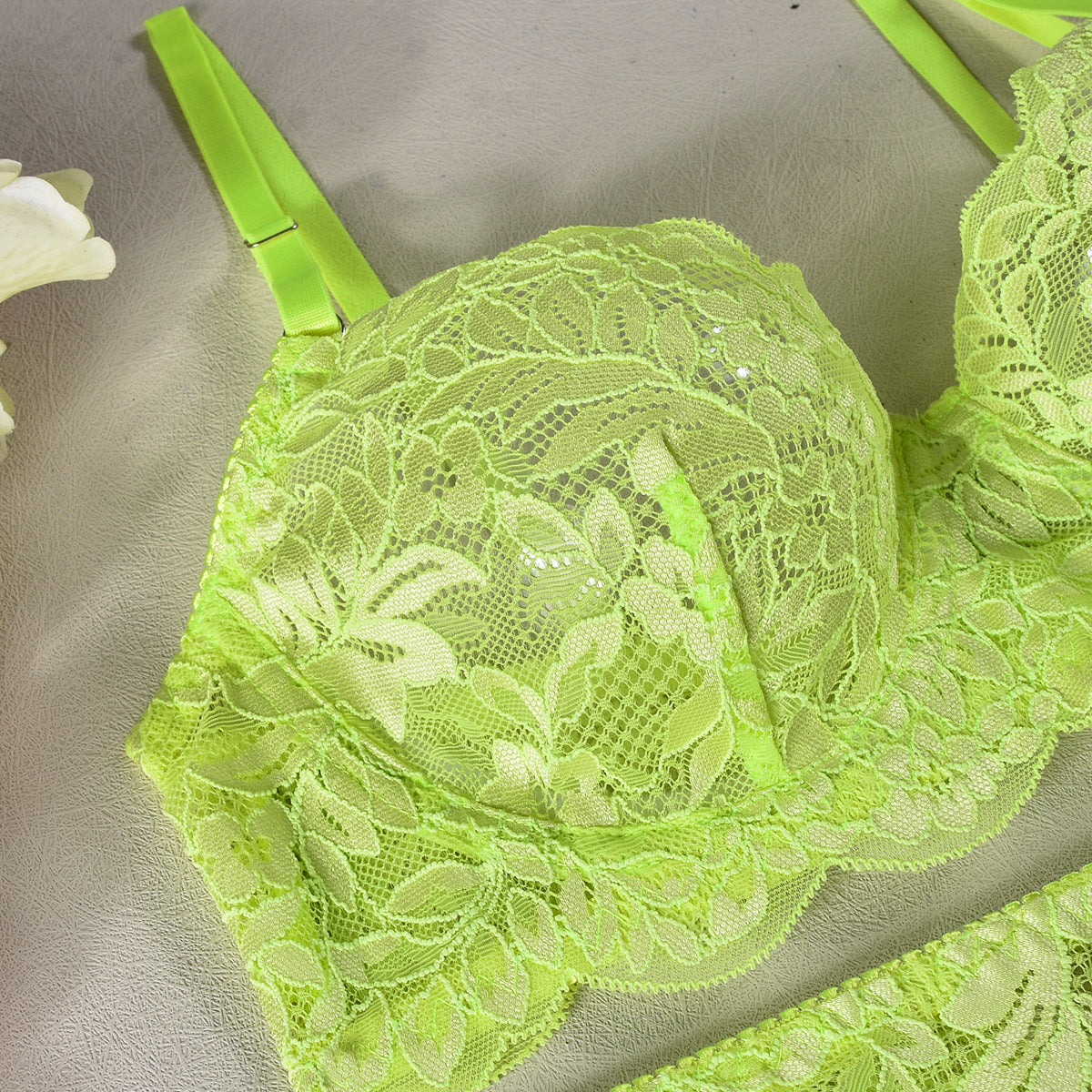 Komplet koronkowej bielizny z fiszbinami na specjalne okazje Karima