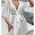 Szlafrok z koronkowym wykończeniem rękawów na wieczory w domu Selvedina Biały