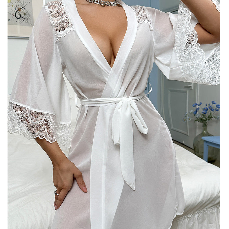 Szlafrok z koronkowym wykończeniem rękawów na wieczory w domu Selvedina Biały